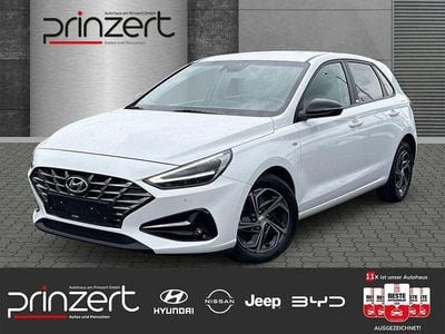 Gebraucht Hyundai i30 Intro Edition 159 PS (116 kW) 2021 Polar white / sol Limousine