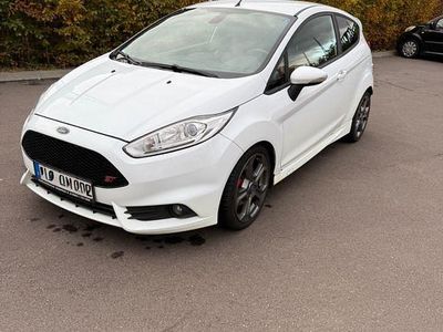 Usata Ford Fiesta Sport 182 CV (133 kW) 2015 Bianco Utilitaria