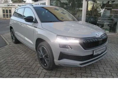 Neu Skoda Karoq SportLine 150 PS (110 kW) 2026 Stahlgrau SUV