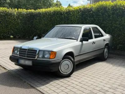 Używany Mercedes E230 132 KM (97 kW) 1986 Szary Sedan/Limuzyna