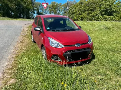 Gebraucht Hyundai i10 67 PS (49 kW) 2014 Rot Kleinwagen