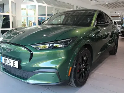 Neu Ford Mustang Mach-E Premium 216 kW (294 PS) 2026 Grün SUV