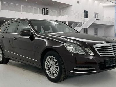 Braun Gebraucht 2011 Mercedes E200 Elegance Limousine | 10.989 € (Fairer Preis)