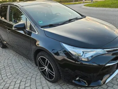 Gebraucht Toyota Avensis Team 147 PS (108 kW) 2018 Schwarz Kombi