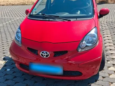 Gebraucht Toyota Aygo 68 PS (50 kW) 2008 Rot Kleinwagen