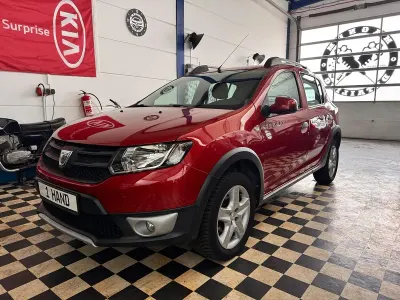 Gebraucht Dacia Sandero Stepway 90 PS (66 kW) 2015 Rot Limousine