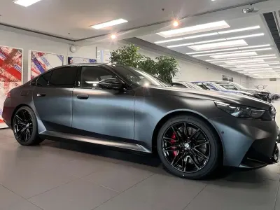 Ny BMW M5 585 HK (430 kW) 2025 Sort Sedan