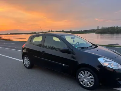 Używany Renault Clio II Expression 75 KM (55 kW) 2011 Czarny Sedan/Limuzyna