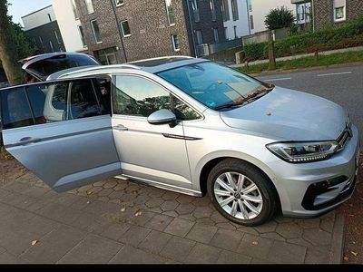 Silber Gebraucht 2021 VW Touran Highline Van / Kleinbus | 28.700 € (Fairer Preis)