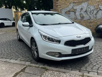 Gebraucht Kia Ceed Spirit 99 PS (72 kW) 2014 Weiß Kleinwagen