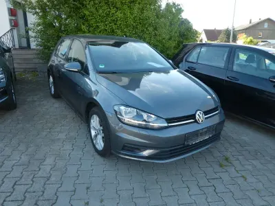 Używany VW Golf VII Trendline 110 KM (80 kW) 2017 Szary Sedan/Limuzyna