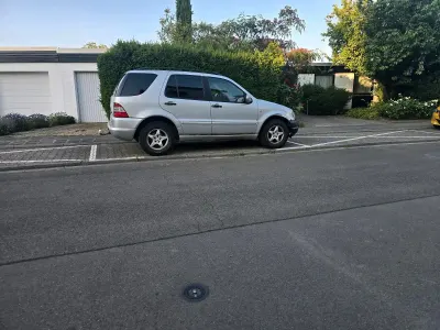 Gebraucht Mercedes ML270 163 PS (119 kW) 2001 Silber SUV