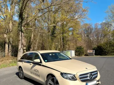 Gebraucht Mercedes E220 Avantgarde 194 PS (142 kW) 2019 Gelb Kombi