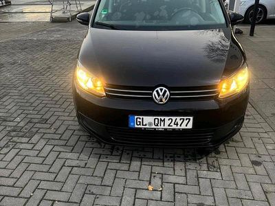 Second-hand VW Touran 105 CP (77 kW) 2015 Negru Monovolum