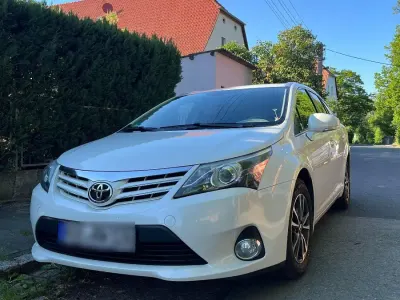 Gebraucht Toyota Avensis T2 126 PS (92 kW) 2015 Weiß Kombi