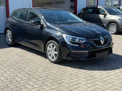 Używany Renault Mégane Life 101 KM (74 kW) 2018 Czarny Sedan/Limuzyna
