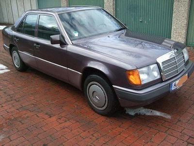 Braun Gebraucht 1991 Mercedes E230 Limousine | 5.999 €