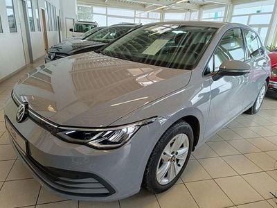 Gebraucht VW Golf VIII Life 131 PS (96 kW) 2022 Mondsteingrau Limousine