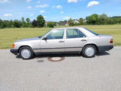 Gebraucht Mercedes E230 132 PS (97 kW) 1985 Silber Limousine