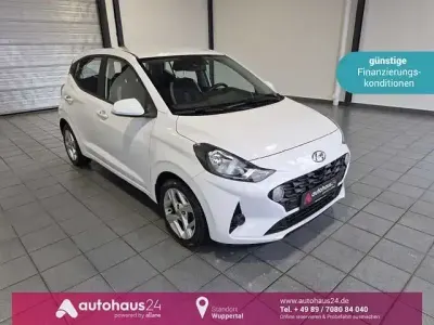 Gebraucht Hyundai i10 Trend 84 PS (61 kW) 2023 Weiß Kleinwagen