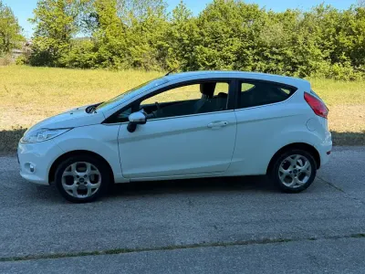 Usata Ford Fiesta 95 CV (69 kW) 2010 Bianco Utilitaria