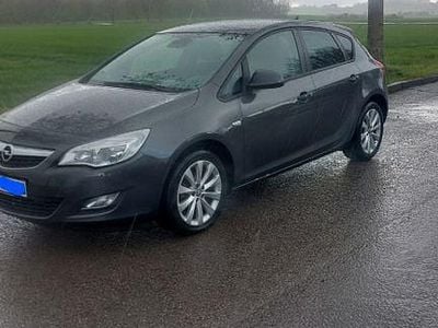 Second-hand Opel Astra Edition 140 CP (102 kW) 2011 Gri Berlinǎ