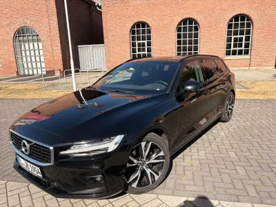 Gebraucht Volvo V60 Momentum 190 PS (139 kW) 2019 Schwarz Kombi