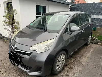 Gebraucht Toyota Verso-S Cool 99 PS (72 kW) 2012 Grau Van / Kleinbus