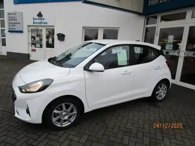 Gebraucht Hyundai i10 Trend 67 PS (49 kW) 2024 Weiß Kleinwagen