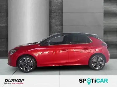 Gebraucht Opel Corsa-e Elegance 100 kW (136 PS) 2023 Chili rot/kardio rot (metallic) Kleinwagen