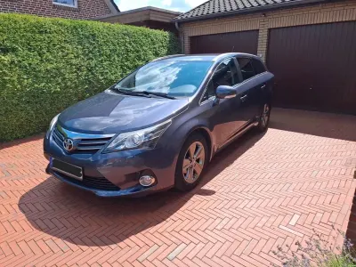 Gebraucht Toyota Avensis 147 PS (108 kW) 2015 Blau Kombi