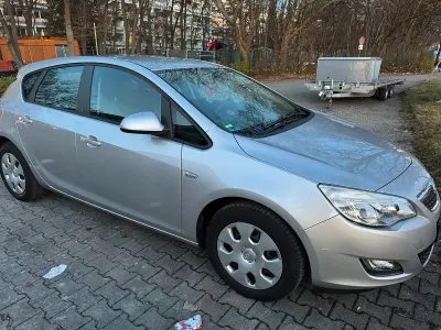 Używany Opel Astra Design Edition 116 KM (85 kW) 2010 Srebrny Sedan/Limuzyna