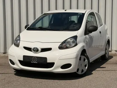 Gebraucht Toyota Aygo Basis 68 PS (50 kW) 2010 Weiß Kleinwagen