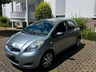 Gebraucht Toyota Yaris 69 PS (50 kW) 2009 Silber Kleinwagen