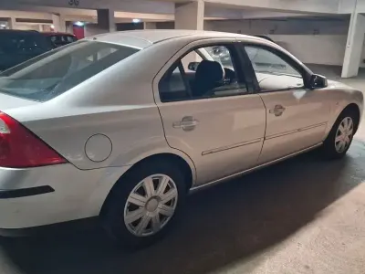 Gebraucht Ford Mondeo 125 PS (91 kW) 2003 Silber Limousine