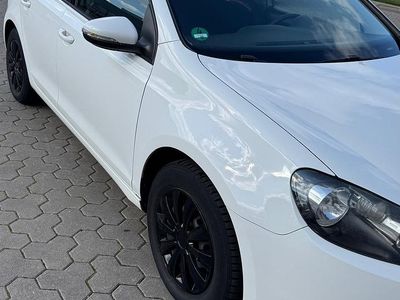 Gebraucht VW Golf VI 102 PS (75 kW) 2010 Weiß Kleinwagen