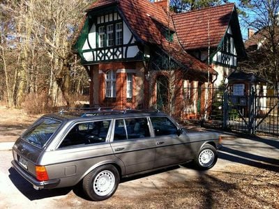 Gebraucht Mercedes E280 185 PS (136 kW) 1983 Grau Kombi