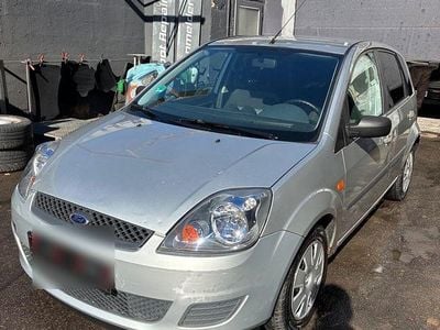 Gebraucht Ford Fiesta Ambiente 80 PS (58 kW) 2007 Silber Kleinwagen