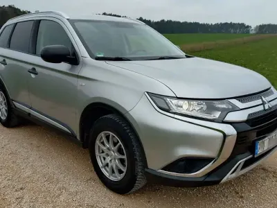 Begagnad Mitsubishi Outlander Edition+ 150 HK (110 kW) 2019 Silver SUV