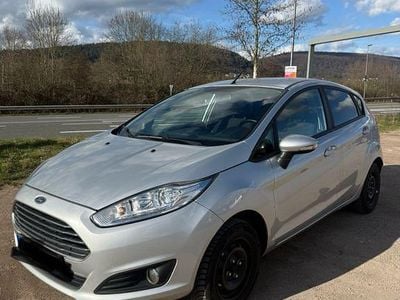 Gebraucht Ford Fiesta 101 PS (74 kW) 2015 Silber Limousine