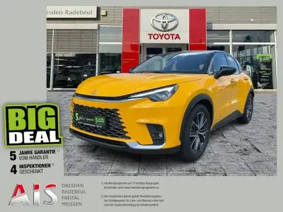 Gebraucht Lexus LBX E-FOUR 136 PS (100 kW) 2024 Yellow (2) (5a3)/ black (202) SUV