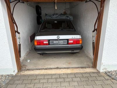 Grau Gebraucht 1989 BMW 320 Limousine | 25.000 €
