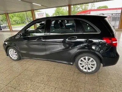 Gebraucht Mercedes B180 122 PS (89 kW) 2018 Kosmosschwarz  metalliclack Van / Kleinbus