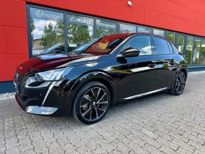 Gebraucht Peugeot e-208 GT 100 kW (136 PS) 2023 Schwarz perla nera Kleinwagen