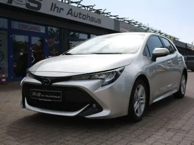 Gebraucht Toyota Corolla Comfort 116 PS (85 kW) 2020 Precious silver Limousine