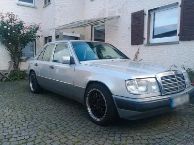 Gebraucht Mercedes E230 134 PS (98 kW) 1990 Silber Limousine