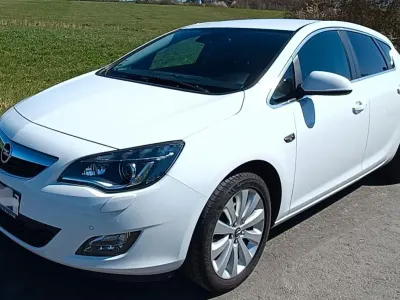 Używany Opel Astra Innovation 140 KM (102 kW) 2012 Biały Sedan/Limuzyna