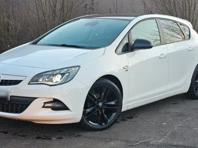 Używany Opel Astra Color Edition 140 KM (102 kW) 2012 Biały Sedan/Limuzyna