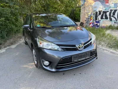 Gebraucht Toyota Verso Skyview Edition 147 PS (108 kW) 2015 Grau Van / Kleinbus