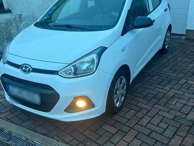 Gebraucht Hyundai i10 67 PS (49 kW) 2016 Weiß Kleinwagen